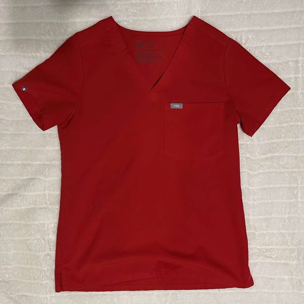 Figs scrub top pop red